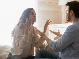 Porto d’armi e lite in famiglia: la sentenza Porto d’armi e lite in famiglia: giovane uomo e giovane donna litigano