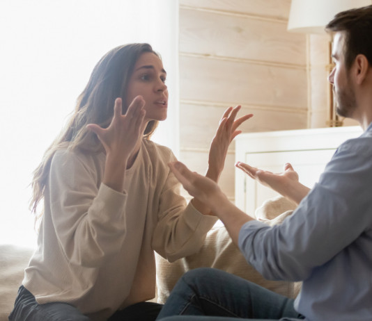 Porto d’armi e lite in famiglia: la sentenza Porto d’armi e lite in famiglia: giovane uomo e giovane donna litigano