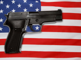 Quanti background check in America nel primo bimestre dell’anno elettorale? Quanti background check in America nel primo bimestre dell’anno elettorale? pistola davanti a bandiera americana