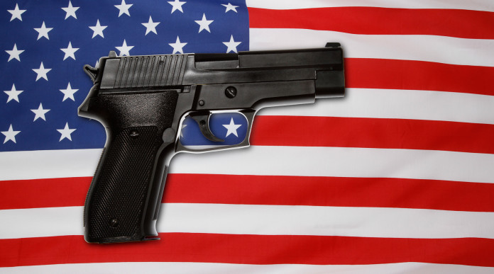 Quanti background check in America nel primo bimestre dell’anno elettorale? pistola davanti a bandiera americana