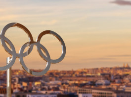Tiro a segno e a volo a Parigi 2024: quanti italiani già qualificati? Tiro a segno e a volo a Parigi 2024: quanti italiani già qualificati? veduta di parigi, torre eiffel, con i cinque cerchi olimpici