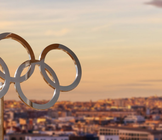 Tiro a segno e a volo a Parigi 2024: quanti italiani già qualificati? Tiro a segno e a volo a Parigi 2024: quanti italiani già qualificati? veduta di parigi, torre eiffel, con i cinque cerchi olimpici