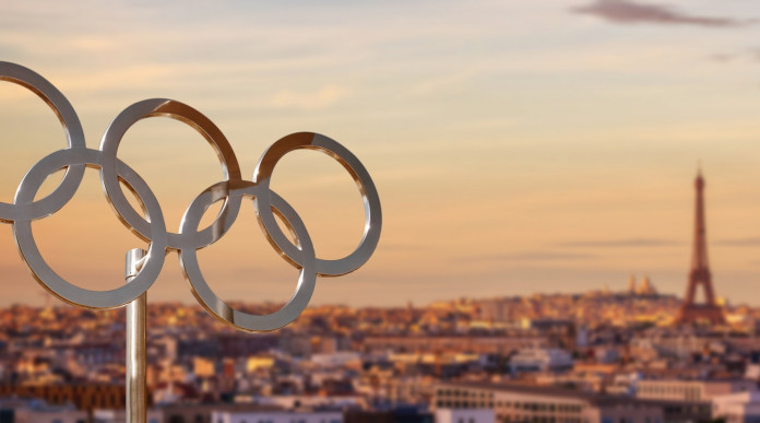 Tiro a segno e a volo a Parigi 2024: quanti italiani già qualificati? veduta di parigi, torre eiffel, con i cinque cerchi olimpici