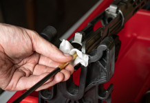 Tra dieci giorni al via il corso online Conarmi per licenze armi ed esplodenti Tra dieci giorni al via il corso online Conarmi per licenze armi ed esplodenti: armaiolo impegnato in manutenzione arma