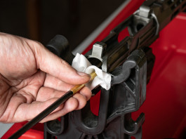 Tra dieci giorni al via il corso online Conarmi per licenze armi ed esplodenti Tra dieci giorni al via il corso online Conarmi per licenze armi ed esplodenti: armaiolo impegnato in manutenzione arma