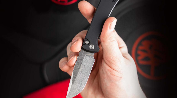 Böker Mini Redencion, coltello button-lock dal fascino oscuro