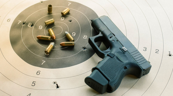 Consiglio Uits approva rendiconto 2023 in vista dell’assemblea: pistola con munizioni su bersaglio per tiro a segno