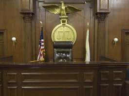 Incidente mortale sul set di Rust, condannata a 18 mesi l’addetta alle armi Incidente mortale sul set di Rust, condannata a 18 mesi l’addetta alle armi: corte di giustizia america