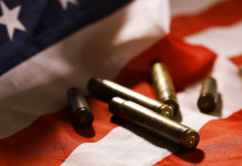 Mercato delle armi in America: la situazione a fine marzo Mercato delle armi in America: la situazione a fine marzo 2024 - munizioni su bandiera americana