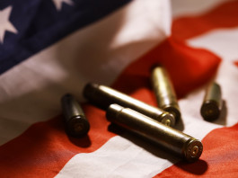 Mercato delle armi in America: la situazione a fine marzo Mercato delle armi in America: la situazione a fine marzo 2024 - munizioni su bandiera americana