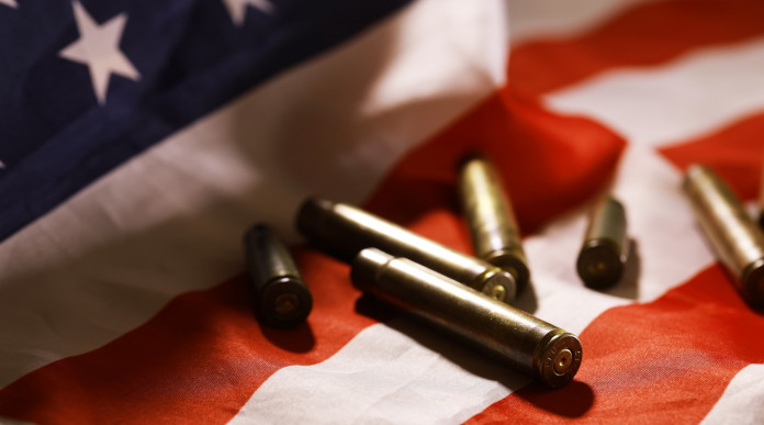 Mercato delle armi in America: la situazione a fine marzo 2024 - munizioni su bandiera americana
