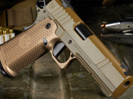 Nighthawk Sand Hawk, una full size custom interamente flat dark earth Nighthawk Sand Hawk, una full size custom interamente flat dark earth