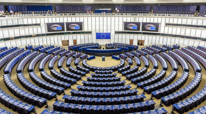 Revisionato regolamento su importazione, esportazione e transito di armi: parlamento europeo, aula di Strasburgo
