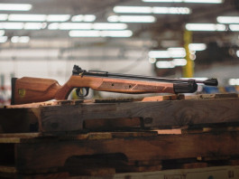 Una 362 col calcio in legno per i cento anni della Crosman Una 362 col calcio in legno per i cento anni della Crosman
