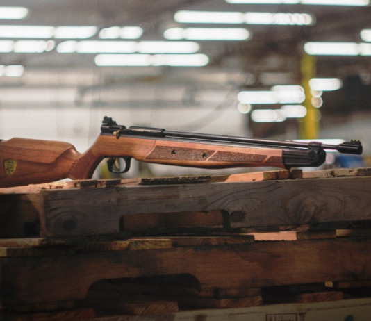 Una 362 col calcio in legno per i cento anni della Crosman Una 362 col calcio in legno per i cento anni della Crosman