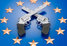 Chi ha inserito le armi nel programma per le elezioni europee 2024? Chi ha inserito le armi nel programma per le elezioni europee 2024? due revolver incrociati su bandiera dell'unione europea