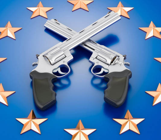 Chi ha inserito le armi nel programma per le elezioni europee 2024? Chi ha inserito le armi nel programma per le elezioni europee 2024? due revolver incrociati su bandiera dell'unione europea
