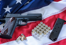 Mercato delle armi in America: la situazione a inizio maggio Mercato delle armi in America: la situazione a inizio maggio - pistola con munizioni su bandiera americana