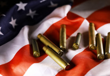 Mercato delle armi in America: superato il miliardo di dollari Mercato delle armi in America: superato il miliardo - munizioni su bandiera americana