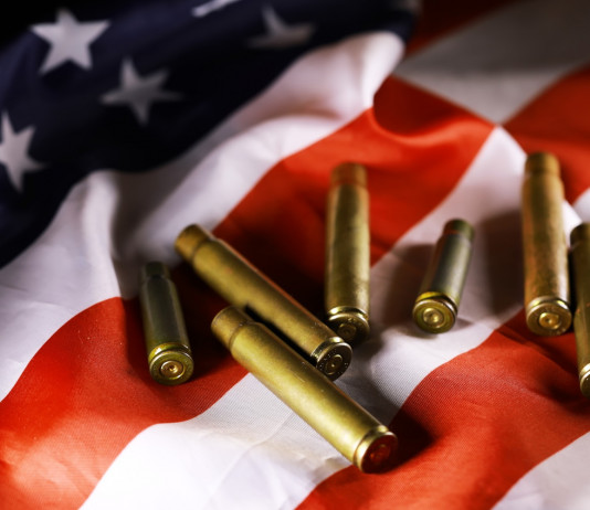 Mercato delle armi in America: superato il miliardo di dollari Mercato delle armi in America: superato il miliardo - munizioni su bandiera americana