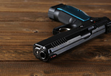 Pericolo astratto, stato d’animo e legittima difesa: la sentenza della Cassazione Pericolo astratto, stato d’animo e legittima difesa: la sentenza della Cassazione: pistola su tavolo di legno