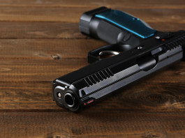 Pericolo astratto, stato d’animo e legittima difesa: la sentenza della Cassazione Pericolo astratto, stato d’animo e legittima difesa: la sentenza della Cassazione: pistola su tavolo di legno