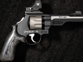 Smith & Wesson Performance Center Model 327 Wr, il revolver di Jerry Miculek in 1.880 pezzi Smith & Wesson Performance Center Model 327 Wr, il revolver di Jerry Miculek in 1.880 pezzi