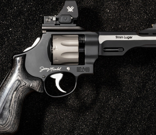 Smith & Wesson Performance Center Model 327 Wr, il revolver di Jerry Miculek in 1.880 pezzi Smith & Wesson Performance Center Model 327 Wr, il revolver di Jerry Miculek in 1.880 pezzi