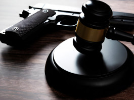 Silenzio della prefettura su richiesta di licenza porto d’armi: la sentenza del Tar Silenzio della prefettura su richiesta di licenza porto d’armi: la sentenza del Tar - pistola con martello del giudice