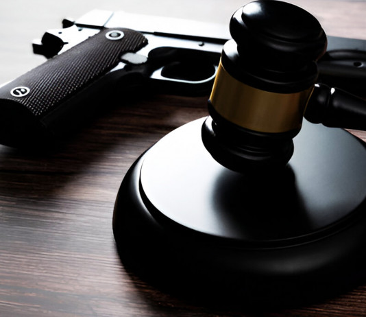 Silenzio della prefettura su richiesta di licenza porto d’armi: la sentenza del Tar Silenzio della prefettura su richiesta di licenza porto d’armi: la sentenza del Tar - pistola con martello del giudice