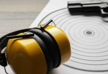 Uits approva bando fondi per sezioni Tsn Uits approva bando fondi per sezioni Tsn - bersaglio per tiro a segno con pistola e cuffie di protezione