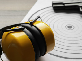 Uits approva bando fondi per sezioni Tsn Uits approva bando fondi per sezioni Tsn - bersaglio per tiro a segno con pistola e cuffie di protezione