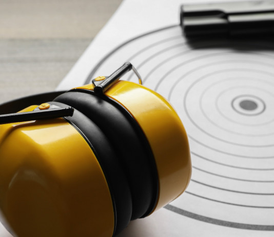 Uits approva bando fondi per sezioni Tsn Uits approva bando fondi per sezioni Tsn - bersaglio per tiro a segno con pistola e cuffie di protezione