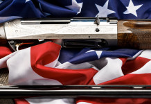 Com’è andato il mercato delle armi in America nel primo semestre del 2024? Com’è andato il mercato delle armi in America nel primo semestre del 2024? fucile su bandiera americana