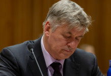 Comincia il processo ad Alec Baldwin per omicidio colposo Comincia il processo ad Alec Baldwin per omicidio colposo