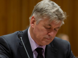 Comincia il processo ad Alec Baldwin per omicidio colposo Comincia il processo ad Alec Baldwin per omicidio colposo