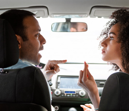 Conflittualità in famiglia e revoca del porto d’armi, la sentenza del Tar del Lazio Conflittualità in famiglia e revoca del porto d’armi, la sentenza del Tar del Lazio: coppia discute in automobile