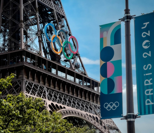 Parigi 2024: il calendario delle finali delle specialità olimpiche di tiro Parigi 2024: il calendario delle finali delle specialità olimpiche di tiro - torre eiffel con cerchi olimpici