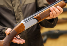 Precedenti penali e revoca del porto d’armi: sentenza innovativa del Consiglio di Stato Precedenti penali e revoca del porto d’armi: sentenza innovativa del Consiglio di Stato: cacciatore con fucile in mano