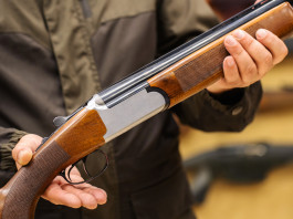 Precedenti penali e revoca del porto d’armi: sentenza innovativa del Consiglio di Stato Precedenti penali e revoca del porto d’armi: sentenza innovativa del Consiglio di Stato: cacciatore con fucile in mano