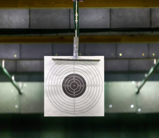 Diffuso l’elenco dei qualificati alla Coppa del mondo di tiro Issf 2024 Diffuso l’elenco dei qualificati alla finale di Coppa del mondo di tiro Issf 2024: shooting range with target