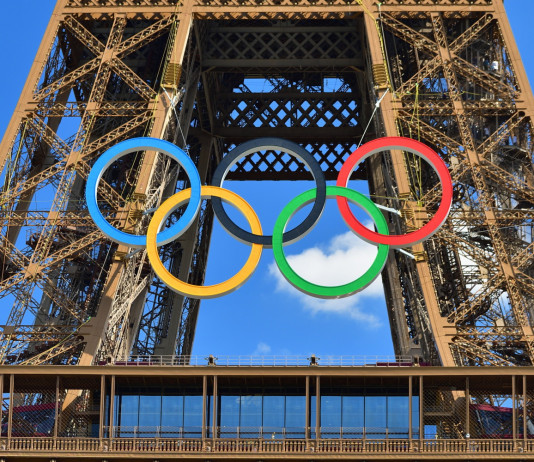Parigi 2024, delusione Italia nello skeet individuale Parigi 2024, delusione Italia nello skeet: torre eiffel con cerchi olimpici