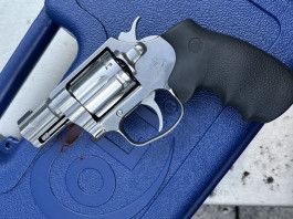 Colt Cobra cal. .38 Special +P, scaglie lucenti per il revolver americano Colt Cobra cal. .38 Special +P, scaglie lucenti per il revolver americano