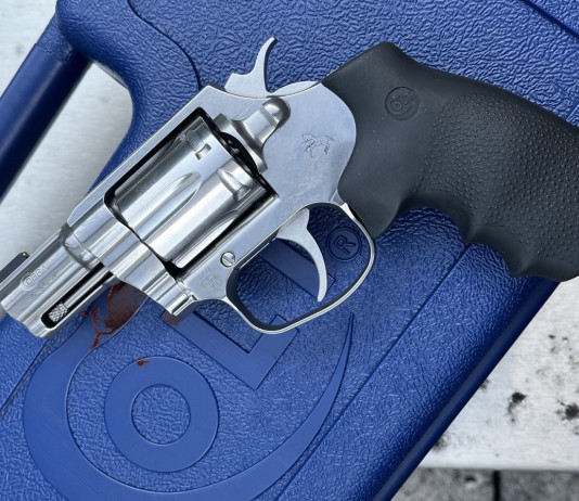 Colt Cobra cal. .38 Special +P, scaglie lucenti per il revolver americano Colt Cobra cal. .38 Special +P, scaglie lucenti per il revolver americano