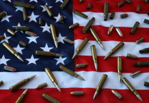 Quanti background check in America nei primi due terzi del 2024? Quanti background check in America nei primi due terzi del 2024? bandiera americana con proiettili