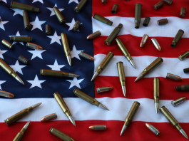 Quanti background check in America nei primi due terzi del 2024? Quanti background check in America nei primi due terzi del 2024? bandiera americana con proiettili