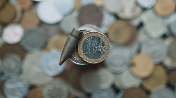 Qual è il valore economico del settore delle armi e delle munizioni civili in Italia? munizioni con euro in moneta
