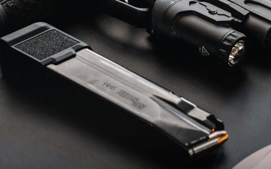 Un caricatore maggiorato per la Sig Sauer P365 calibro 9×19 mm Un caricatore maggiorato per la Sig Sauer P365 calibro 9x19 mm