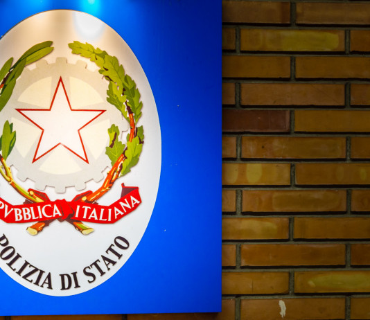 Nuova procedura per la rottamazione delle armi: la circolare del ministero Nuova procedura per la rottamazione delle armi: la circolare del ministero - insegna della polizia di stato