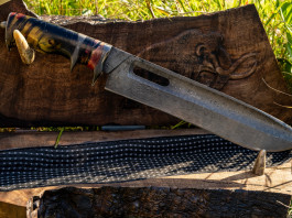 Divieto di vendere le armi ai minori: il commento legale sulla proposta del Partito democratico Divieto di vendere le armi ai minori: il commento legale sulla proposta del Partito democratico - coltello con lama in acciaio damasco